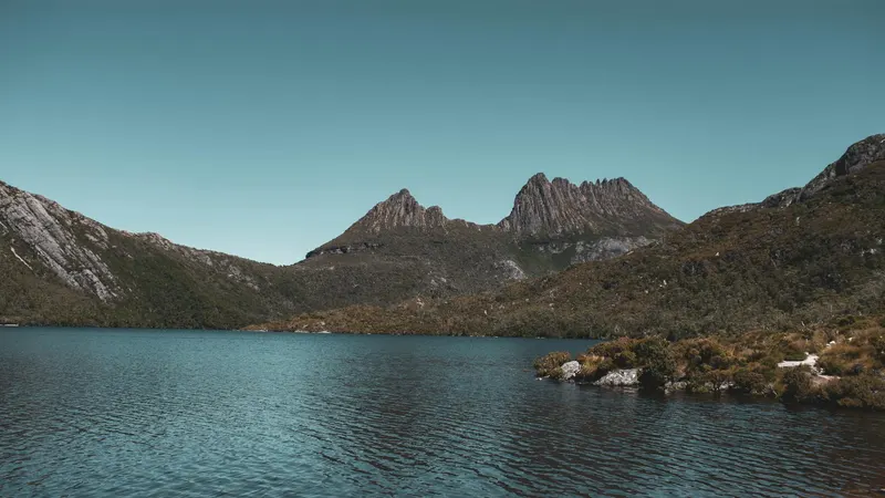Cradle Mountain spiegelt sich im See