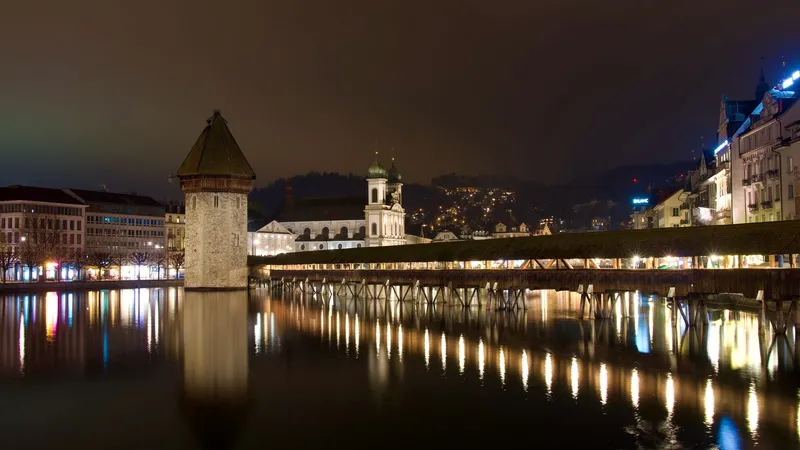 Kapellbrücke bei Nacht in Luzern