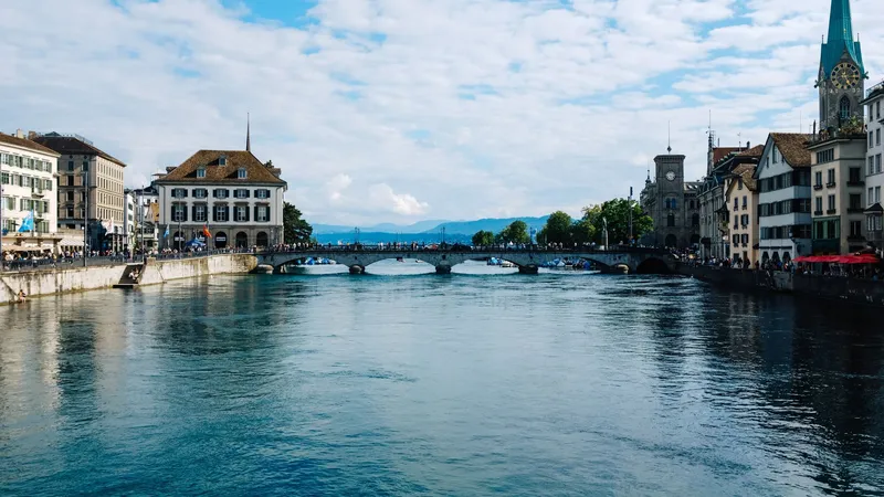 Limmat und Altstadt-Fassaden in Zürich