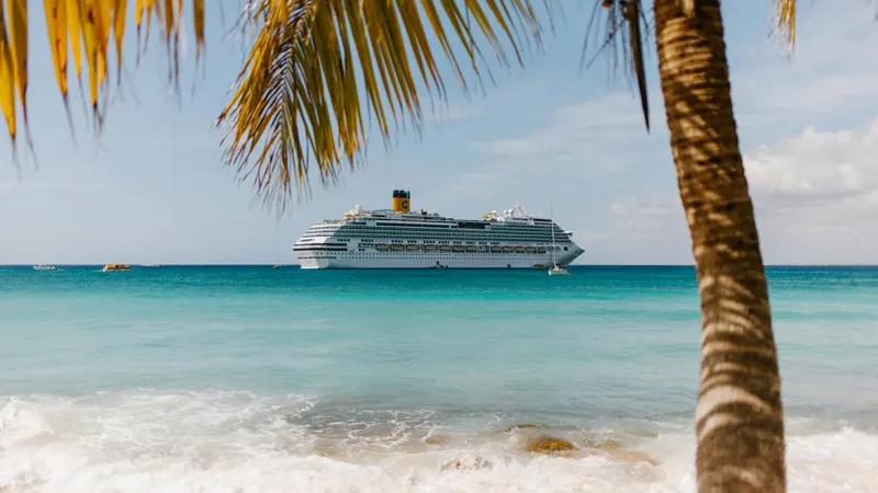 Karibik-Strand mit Kreuzfahrtschiff