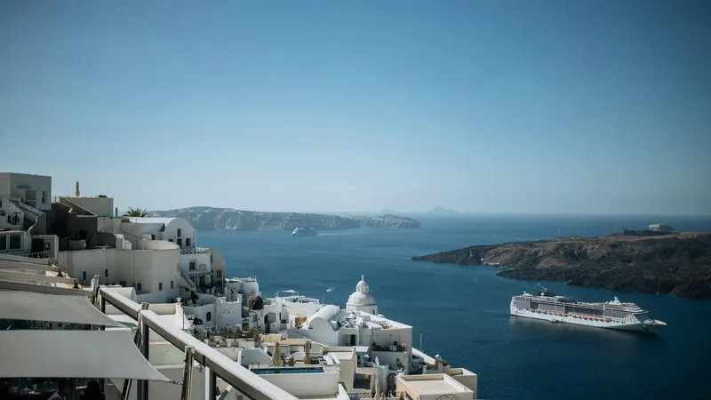 Santorini mit Kreuzfahrtschiff