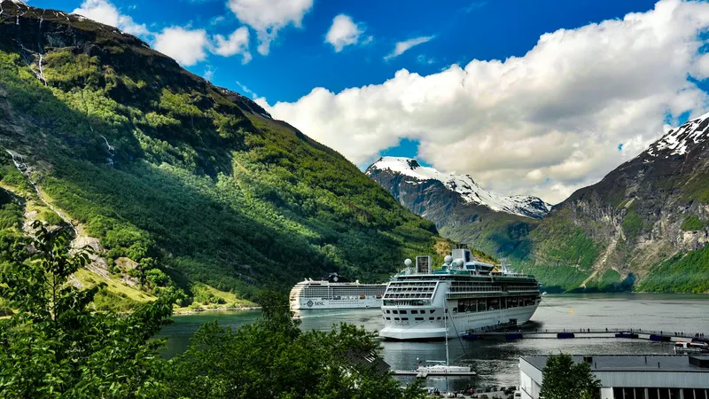 Geiranger Fjord mit Kreuzfahrtschiff