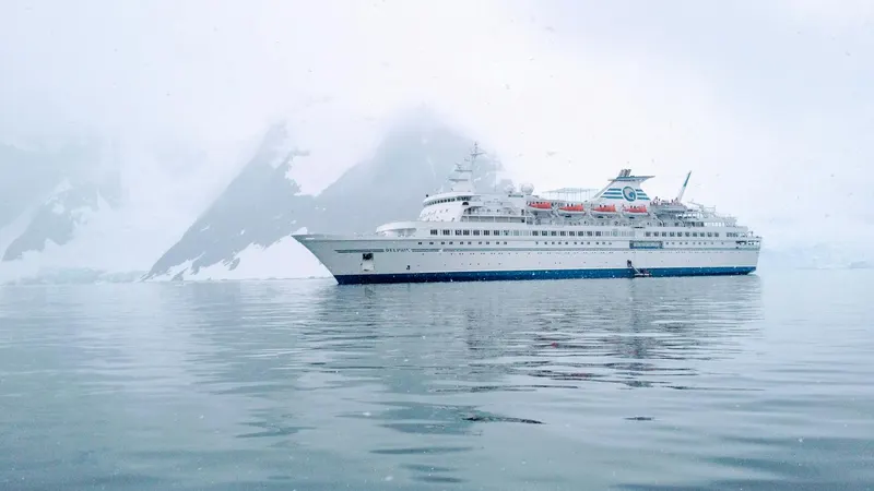 Kreuzfahrtschiff in der Antarktis