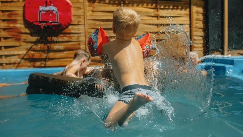 Kinder spielen im Pool im Sommerurlaub
