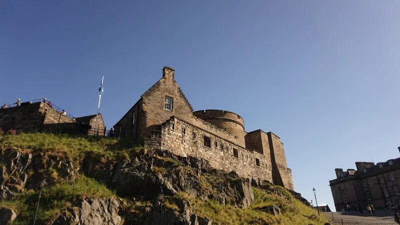 Edinburgh Castle an sonnigem Tag