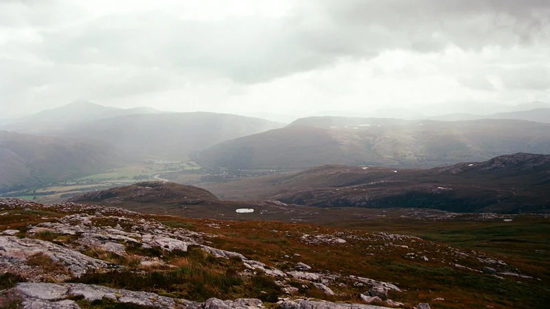 Schottische Highlands mit raurer Landschaft