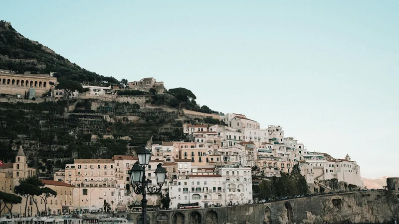 Amalfi-Küste mit Hangbebauung am Mittelmeer