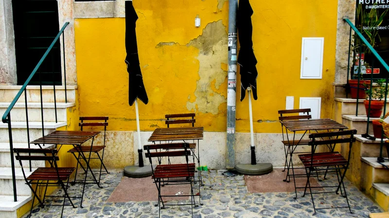 Charmanter Straßen-Café in Lissabon mit Kopfsteinpflaster